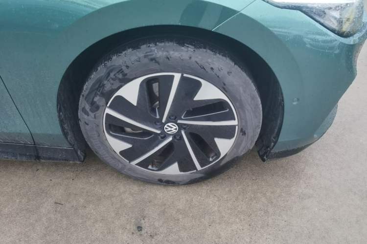 Used Volkswagen ID.7 VIZZION 2024 First Edition Right Front Wheel Hub