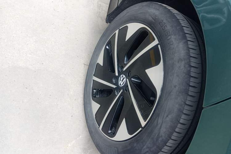 Used Volkswagen ID.7 VIZZION 2024 First Edition Right Rear Wheel Hub