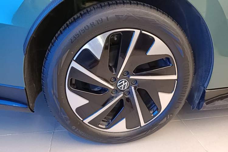 Used Volkswagen ID.7 VIZZION 2024 First Edition Right Rear Wheel Hub