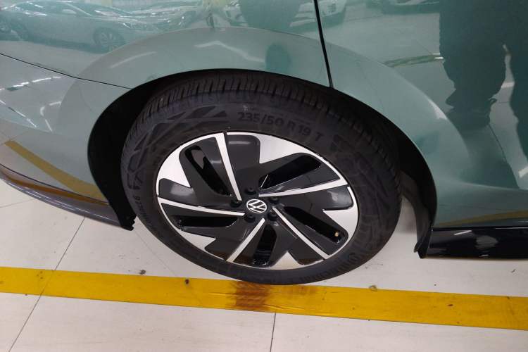 Used Volkswagen ID.7 VIZZION 2024 First Edition Right Rear Wheel Hub