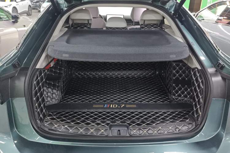 Used Volkswagen ID.7 VIZZION 2024 PRO Model Trunk