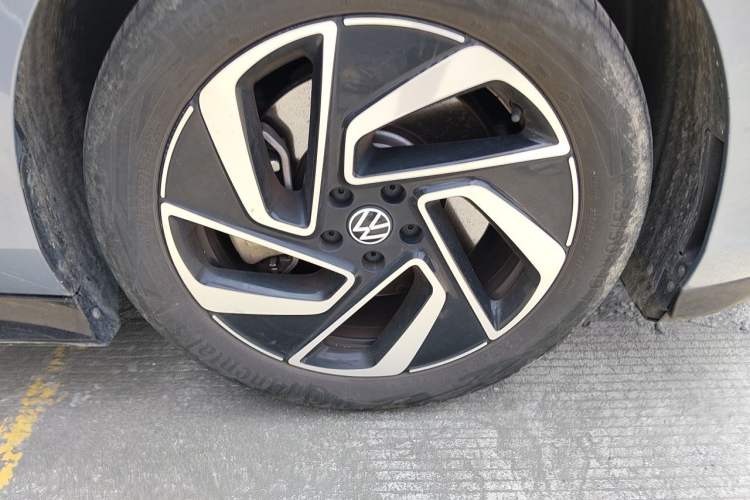 Used Volkswagen ID.7 VIZZION 2024 First Edition Right Front Wheel Hub