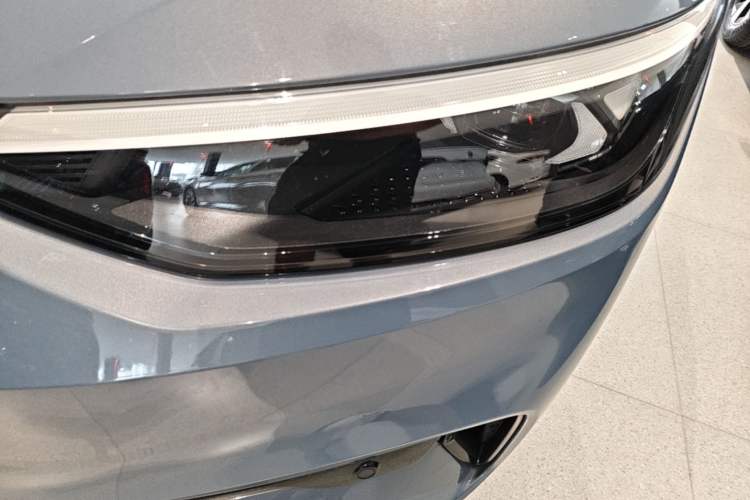 Used Volkswagen ID.7 VIZZION 2024 AIR model Left Front Headlight