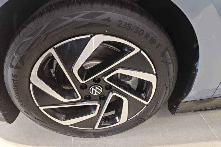 Used Volkswagen ID.7 VIZZION 2024 PRO Model Left Front Wheel Hub