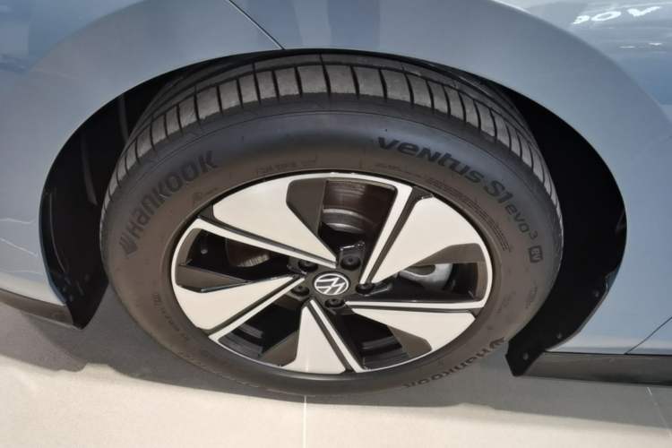 Used Volkswagen ID.7 VIZZION 2024 AIR model Left Front Wheel Hub
