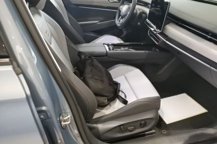 Used Volkswagen ID.7 VIZZION 2024 AIR model Right Front Seat