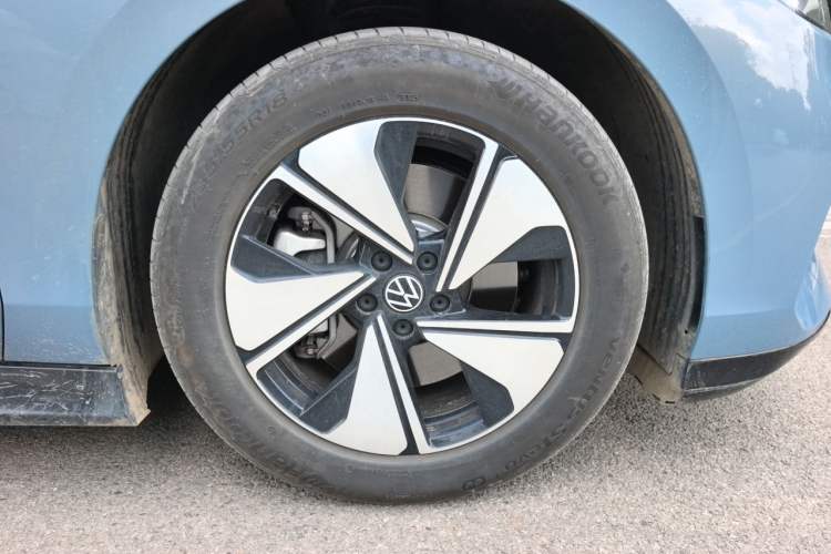 Used Volkswagen ID.7 VIZZION 2024 AIR model Right Front Wheel Hub
