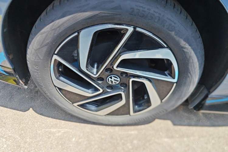 Used Volkswagen ID.7 VIZZION 2024 First Edition Right Rear Wheel Hub