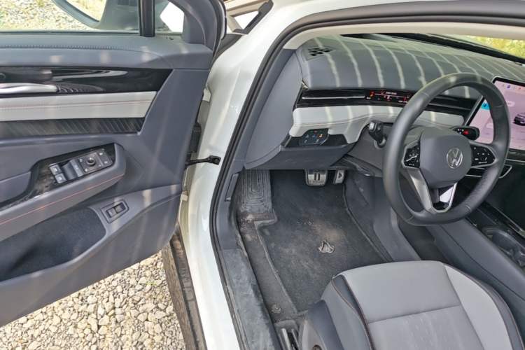 Used Volkswagen ID.7 VIZZION 2024 AIR model Driver Seat