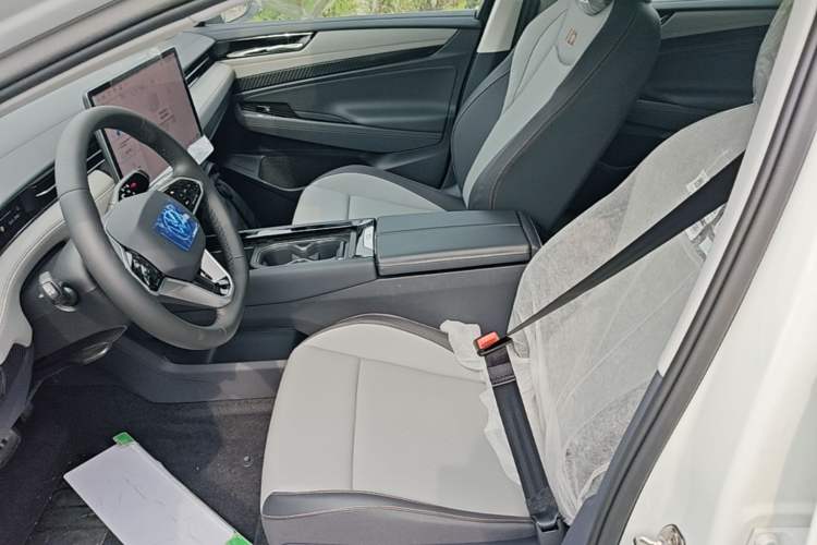 Used Volkswagen ID.7 VIZZION 2024 AIR model Left Front Seat