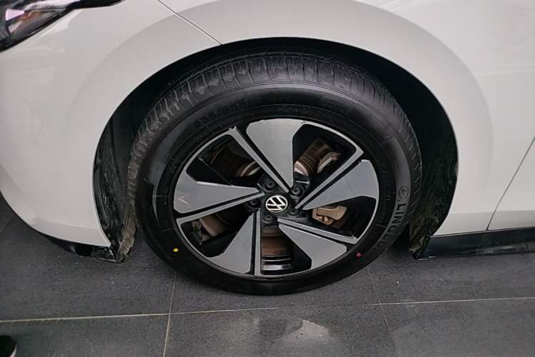 Used Volkswagen ID.7 VIZZION 2024 AIR model Left Front Wheel Hub