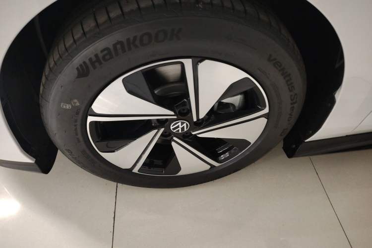Used Volkswagen ID.7 VIZZION 2024 AIR model Left Front Wheel Hub