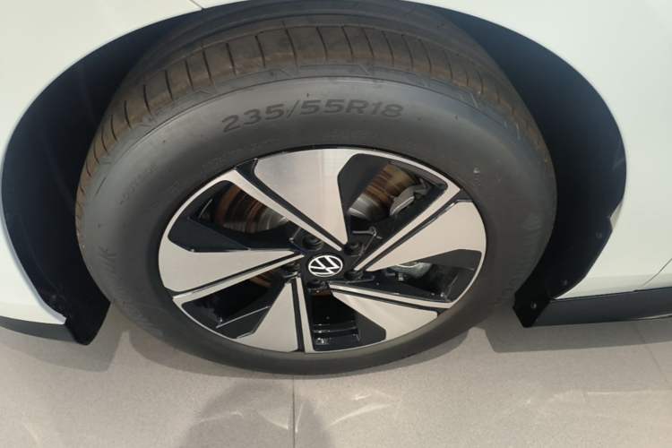 Used Volkswagen ID.7 VIZZION 2024 AIR model Left Front Wheel Hub