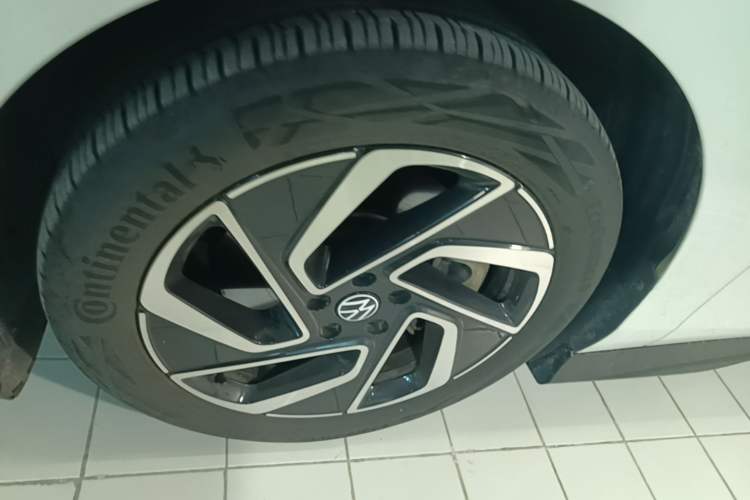 Used Volkswagen ID.7 VIZZION 2024 PRO Model Left Front Wheel Hub