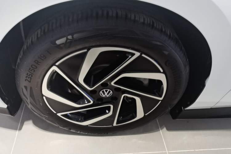 Used Volkswagen ID.7 VIZZION 2024 PRO Model Left Front Wheel Hub