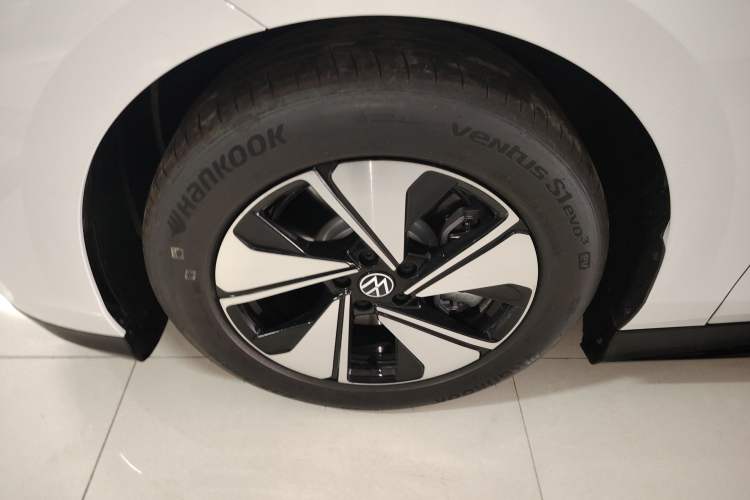 Used Volkswagen ID.7 VIZZION 2024 AIR model Left Front Wheel Hub