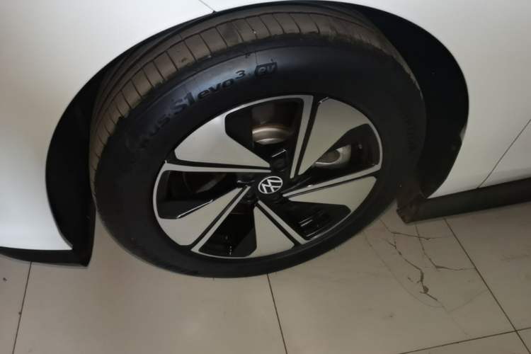 Used Volkswagen ID.7 VIZZION 2024 AIR model Left Front Wheel Hub