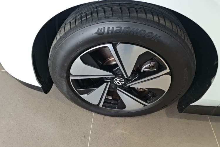 Used Volkswagen ID.7 VIZZION 2024 AIR model Left Front Wheel Hub