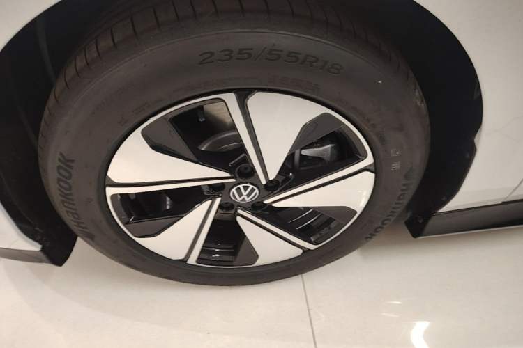 Used Volkswagen ID.7 VIZZION 2024 AIR model Left Front Wheel Hub