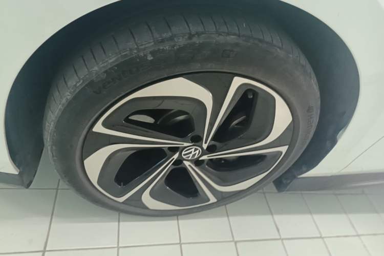 Used Volkswagen ID.7 VIZZION 2024 PRIME Left Front Wheel Hub