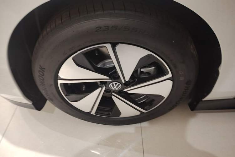 Used Volkswagen ID.7 VIZZION 2024 AIR model Left Front Wheel Hub