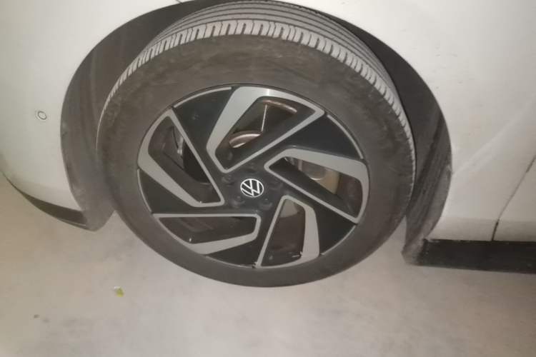 Used Volkswagen ID.7 VIZZION 2024 First Edition Left Front Wheel Hub