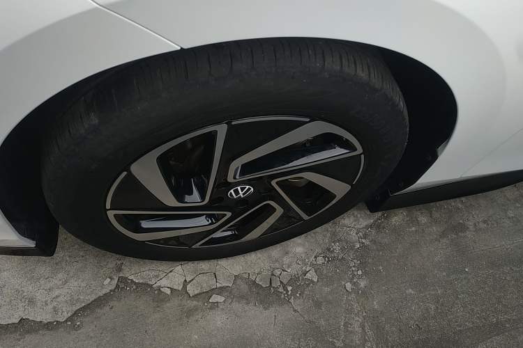 Used Volkswagen ID.7 VIZZION 2024 First Edition Left Front Wheel Hub