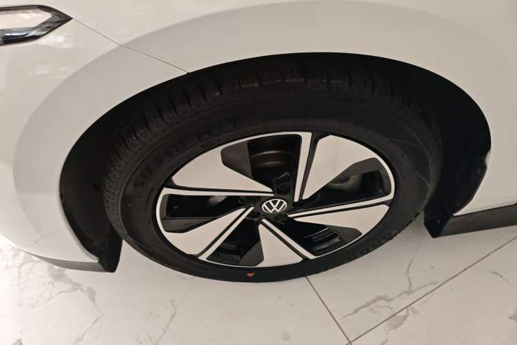 Used Volkswagen ID.7 VIZZION 2024 AIR model Left Front Wheel Hub