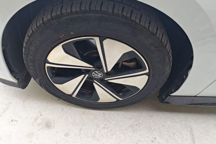 Used Volkswagen ID.7 VIZZION 2024 AIR model Left Front Wheel Hub