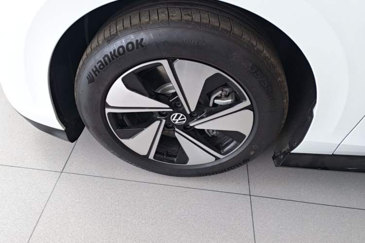 Used Volkswagen ID.7 VIZZION 2024 AIR model Left Front Wheel Hub