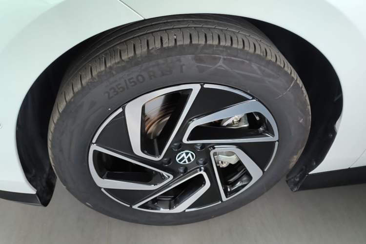 Used Volkswagen ID.7 VIZZION 2024 PRO Model Left Front Wheel Hub