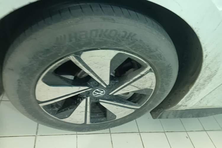 Used Volkswagen ID.7 VIZZION 2024 AIR model Left Front Wheel Hub