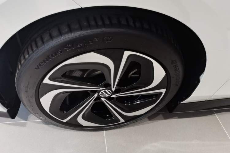 Used Volkswagen ID.7 VIZZION 2024 PRIME Left Front Wheel Hub