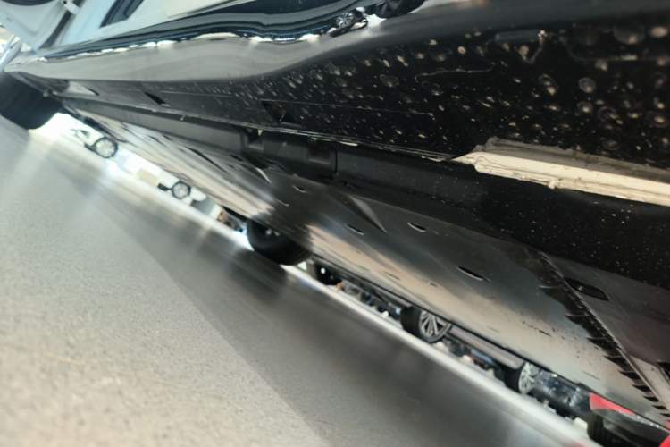 Used Volkswagen ID.7 VIZZION 2024 AIR model Left Side Sill
