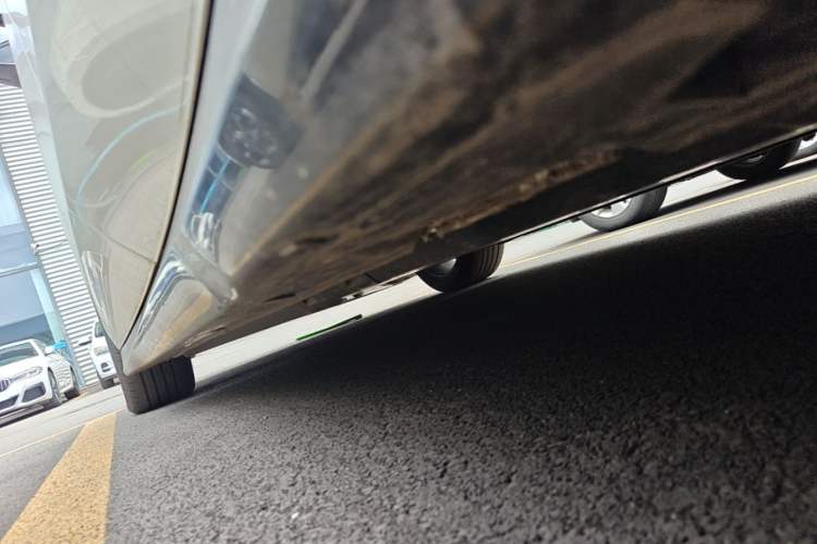 Used Volkswagen ID.7 VIZZION 2024 First Edition Left Side Sill