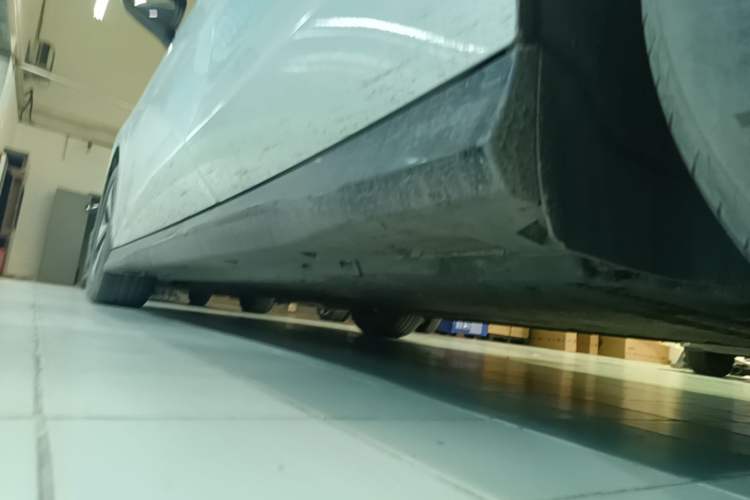 Used Volkswagen ID.7 VIZZION 2024 AIR model Left Side Sill