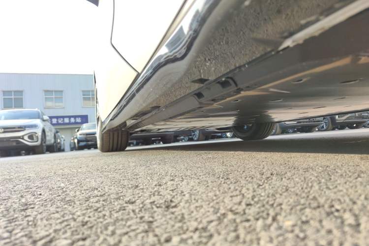 Used Volkswagen ID.7 VIZZION 2024 AIR model Left Side Sill
