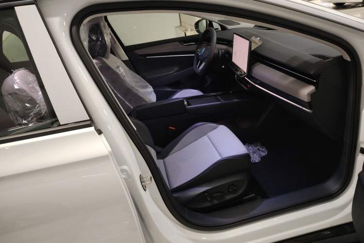 Used Volkswagen ID.7 VIZZION 2024 AIR model Right Front Seat