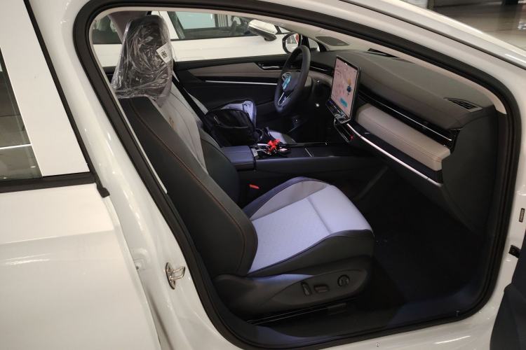 Used Volkswagen ID.7 VIZZION 2024 AIR model Right Front Seat