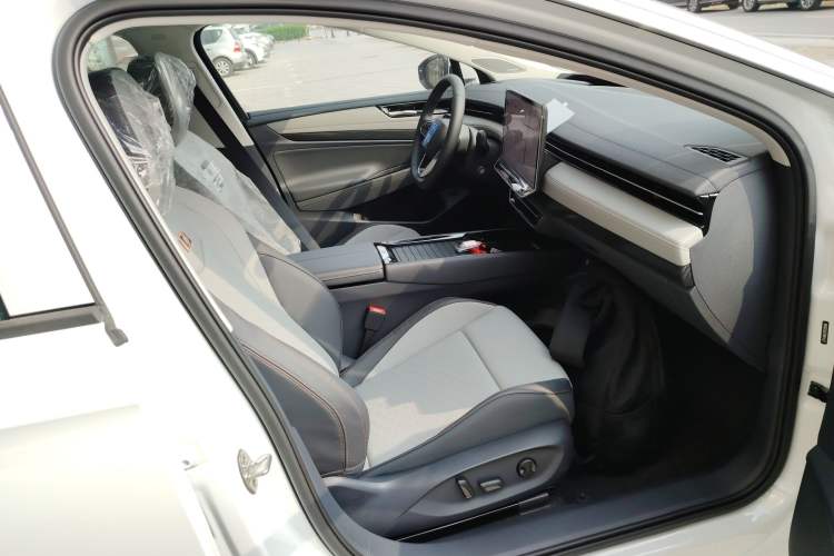 Used Volkswagen ID.7 VIZZION 2024 AIR model Right Front Seat