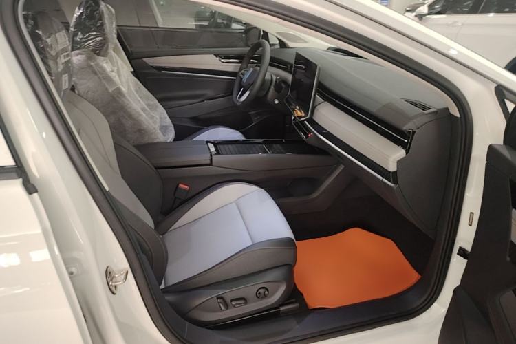 Used Volkswagen ID.7 VIZZION 2024 AIR model Right Front Seat