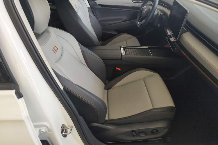 Used Volkswagen ID.7 VIZZION 2024 AIR model Right Front Seat