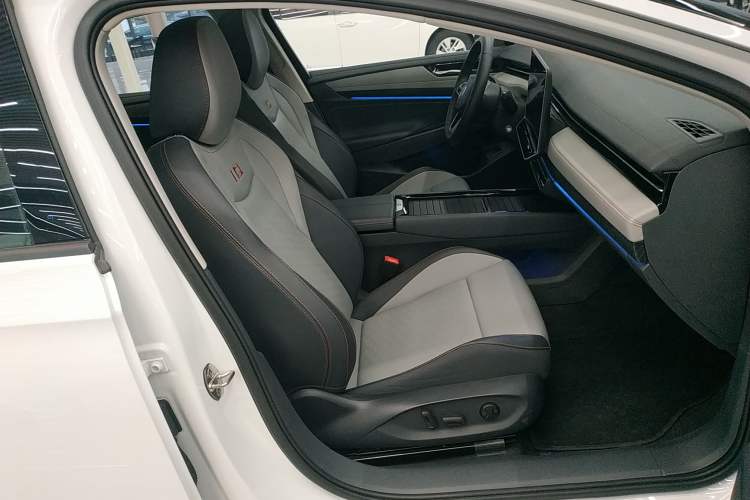 Used Volkswagen ID.7 VIZZION 2024 AIR model Right Front Seat