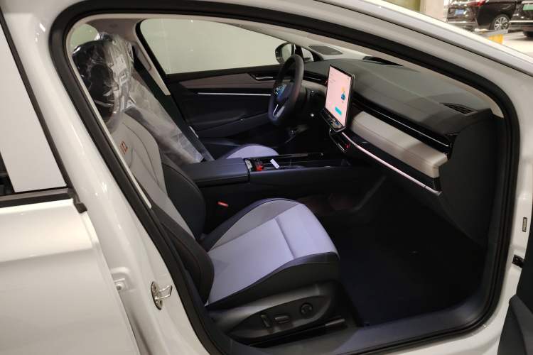 Used Volkswagen ID.7 VIZZION 2024 AIR model Right Front Seat