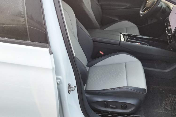 Used Volkswagen ID.7 VIZZION 2024 AIR model Right Front Seat