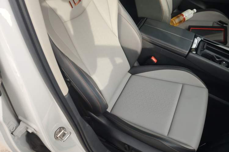 Used Volkswagen ID.7 VIZZION 2024 AIR model Right Front Seat