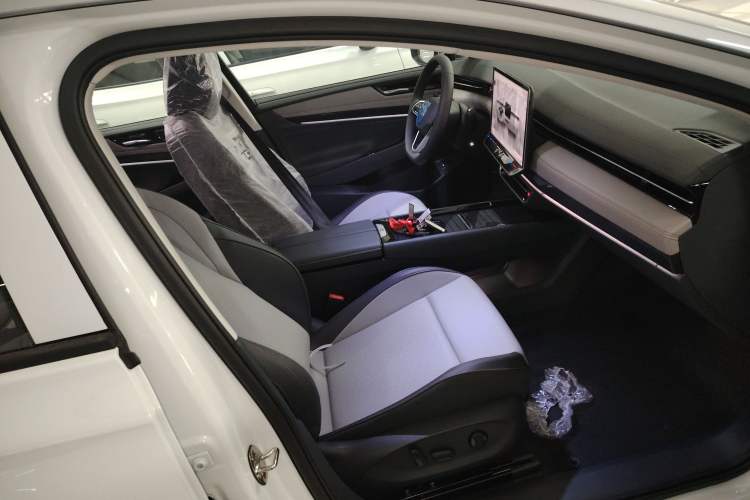 Used Volkswagen ID.7 VIZZION 2024 AIR model Right Front Seat