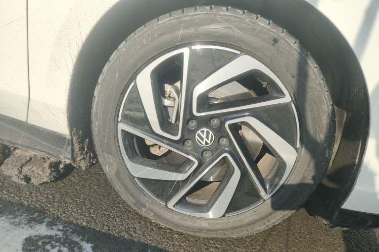 Used Volkswagen ID.7 VIZZION 2024 First Edition Right Front Wheel Hub