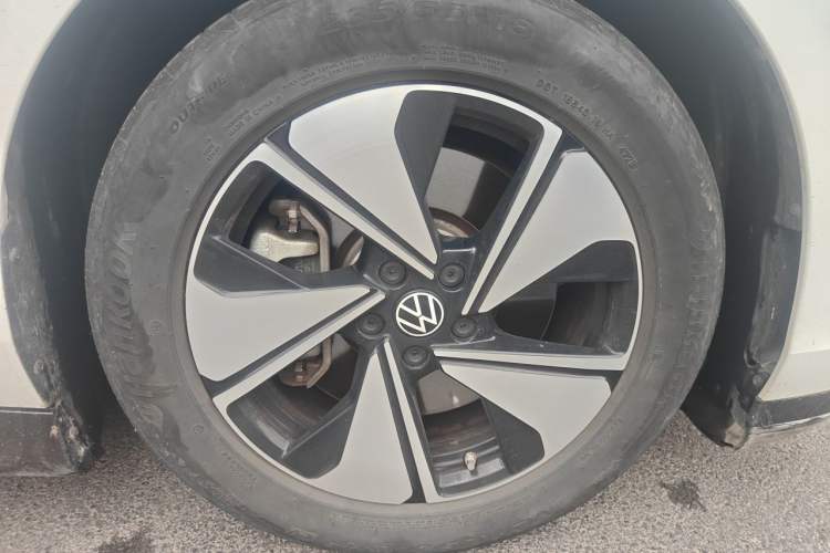 Used Volkswagen ID.7 VIZZION 2024 AIR model Right Front Wheel Hub