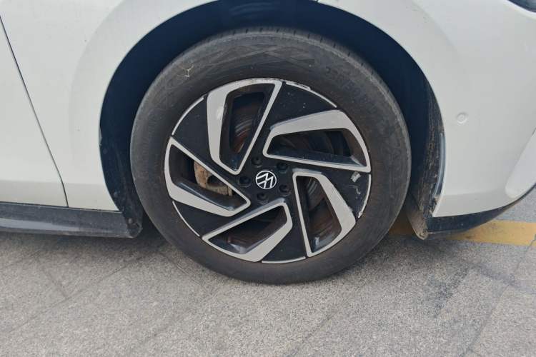 Used Volkswagen ID.7 VIZZION 2024 First Edition Right Front Wheel Hub